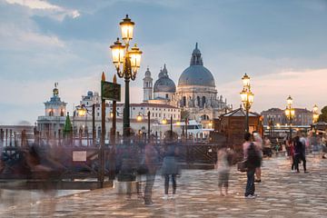 Venetië in avondlicht met bewegende mensen