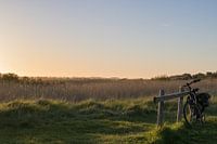 Fiets bij zonsondergang in West-Terschelling