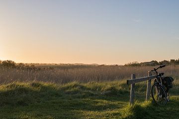 Fiets bij zonsondergang in West-Terschelling van Youp Lotgerink