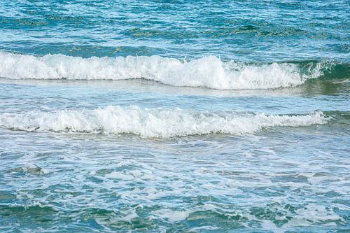 Golven op de zee bij Alicante, Spanje van Arja Schrijver Fotografie