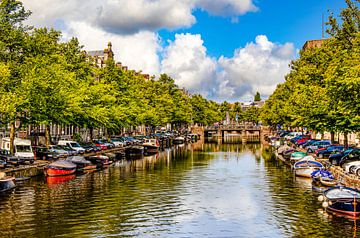 Boote und Bäume am Kanal Gracht in Zentrum von Amsterdam Niederlande