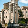 Anciennes colonnes au cœur de la ville de Rome sur MADK