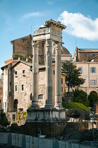 Anciennes colonnes au cœur de la ville de Rome