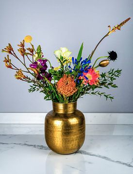 bouquet de fleurs dans un vase doré sur Marjolein van Middelkoop