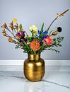 bouquet de fleurs dans un vase doré par Marjolein van Middelkoop Aperçu