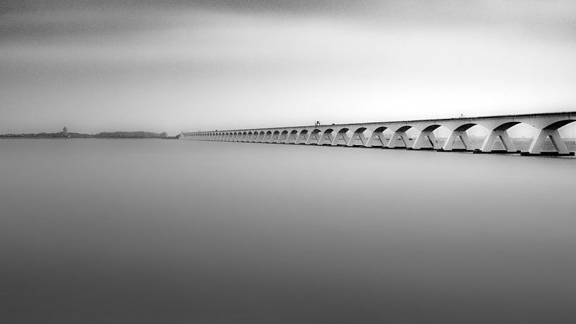 De zeeland-brug in hoge sleutel zwart-wit van Jan Hermsen