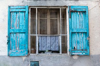 Fenster mit blauen Fensterläden
