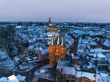 Zwolle Sassenpoort oude poort tijdens een koude winterochtend van Sjoerd van der Wal Fotografie