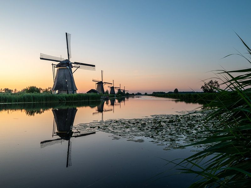 Éoliennes avec reflet dans l&#039;eau par Erwin Pilon