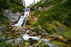 Belle chute d'eau dans les Dolomites sur Leo Schindzielorz