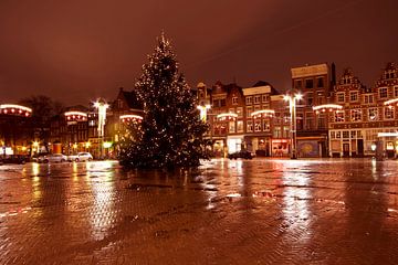 Kerstmis in Amsterdam op de Nieuwmarkt in Nederland bij nacht van Eye on You
