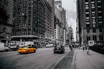 Gele taxi in een zwart-wit New York's decor | Manhattan van Expeditie Aardbol