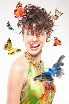 Jonge vrouw tussen vlinders van Jörg B. Schubert