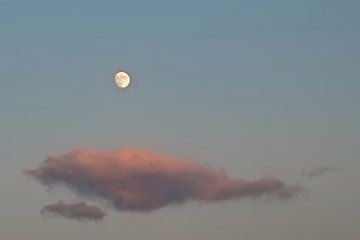 Avondlucht met maan en kleurrijke wolk