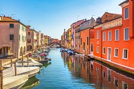 Les bâtiments colorés et le canal de la Vena à Chioggia sur Stefano Orazzini