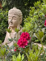 Bouddha avec des fleurs