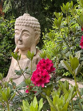 Buddha met bloemen van Anna Sasiadek