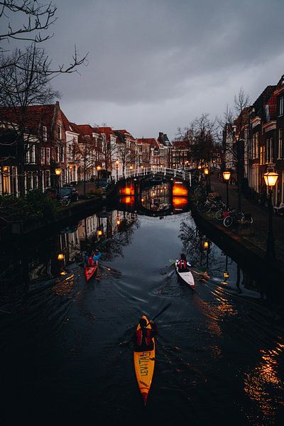 Kanoënde mensen in de schemering op een Nederlands kanaal in Leiden | Fine Art fotoprints van Evelien Lodewijks