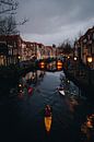 Kanoënde mensen in de schemering op een Nederlands kanaal in Leiden | Fine Art fotoprints van Evelien Lodewijks thumbnail