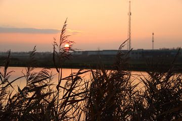 Zonsondergang als kleurrijk patroon op de Rotte bij de molenviergang van André Muller