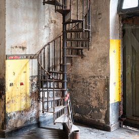 Escalier métallique abandonné. sur Roman Robroek - Photos de bâtiments abandonnés
