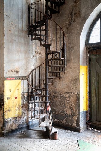 Escalier métallique abandonné. sur Roman Robroek - Photos de bâtiments abandonnés