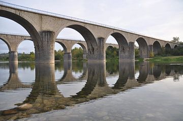 Dubbele boogbrug over de rivier de Ardèche van Peter Mooij