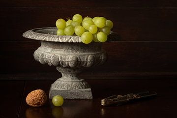 Grüne Weintrauben in einer grauen Vase von Irene Ruysch