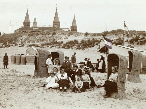 Kinderen aan het strand in Zandvoort, Knackstedt & Näther, 1900 - 1905