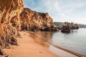 Plage d'Albufeira Falaises dorées sur une côte ondulée