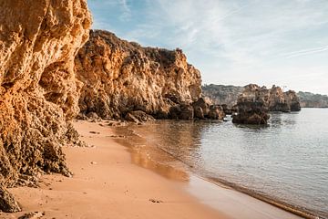 Strand Albufeira Gouden Kliffen aan Kabbelende Kust