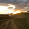 Tweesprong in de bergen van Armenië bij zonsondergang sur Anne Hana