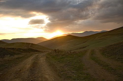 Tweesprong in de bergen van Armenië bij zonsondergang van Anne Hana