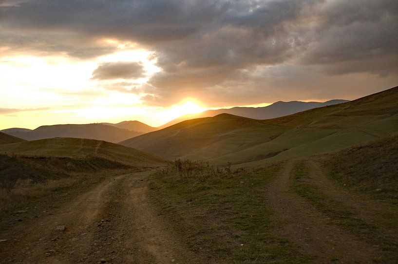 road fork / cross roads in the mountains of Armenia near Azerbeidzjan at sundown par Anne Hana
