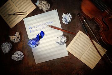 Viool, effen en verfrommeld bladmuziek, handgeschreven begin van een muzikale compositie en een omge