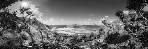Landschap en natuur bij het strand van Balos op Kreta. Zwart-witfoto.
