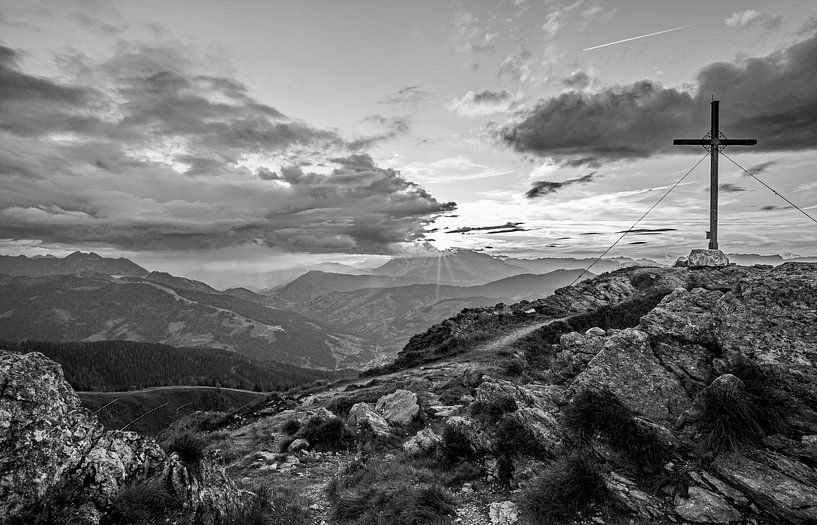 The summit cross on the Grießenkareck in SW by Christa Kramer