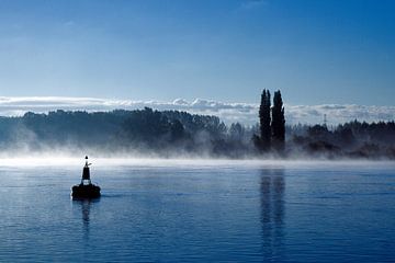 Fluss im Nebel von Wim Heirbaut