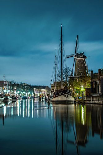 Molen en haven van Gouda in de avond