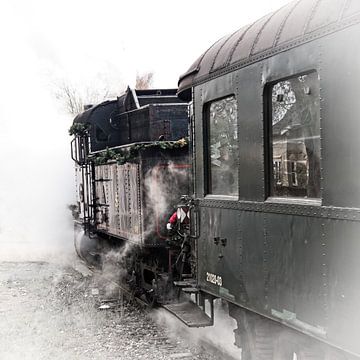 Dampflokomotive 1040 der ZLSM fährt vom Bahnhof Schin op Geul ab von Rob Boon
