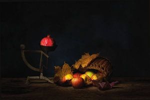 Herbstfest . Stilleben mit Äpfeln und Granatäpfeln .