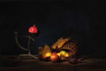 Herfst feestje .  Stilleven met appels en granaatappel . van Saskia Dingemans Awarded Photographer