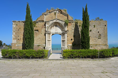 Der Portalbogen der alten Kirche San Pietro in Vasto