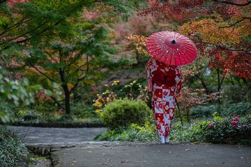 Japanse vrouw in het Tokugawa park in Nagoya van Anges van der Logt