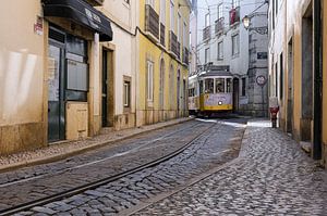 Rustig steegje met tram - Lissabon in warm licht