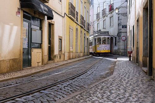 Rustig steegje met tram - Lissabon in warm licht