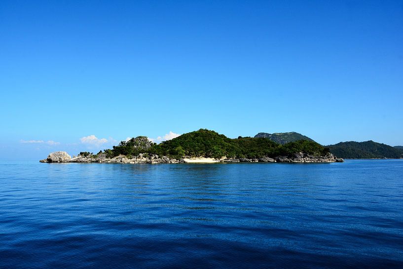Wild view of an isolated island in Marinduque by Frank Photos