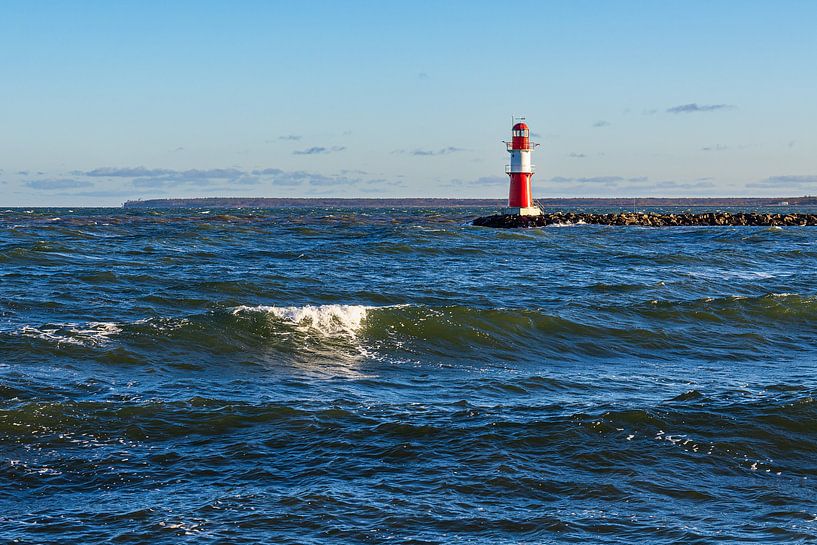Wellen und Molenturm an der Küste der Ostsee in Warnemünde von Rico Ködder