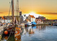 De oude stad van Wismar met haven bij zonsondergang