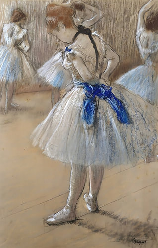 Ballerina mit blauer Schärpe